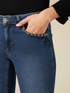 Jeans flared eco-friendly con dettaglio di catene image number 2