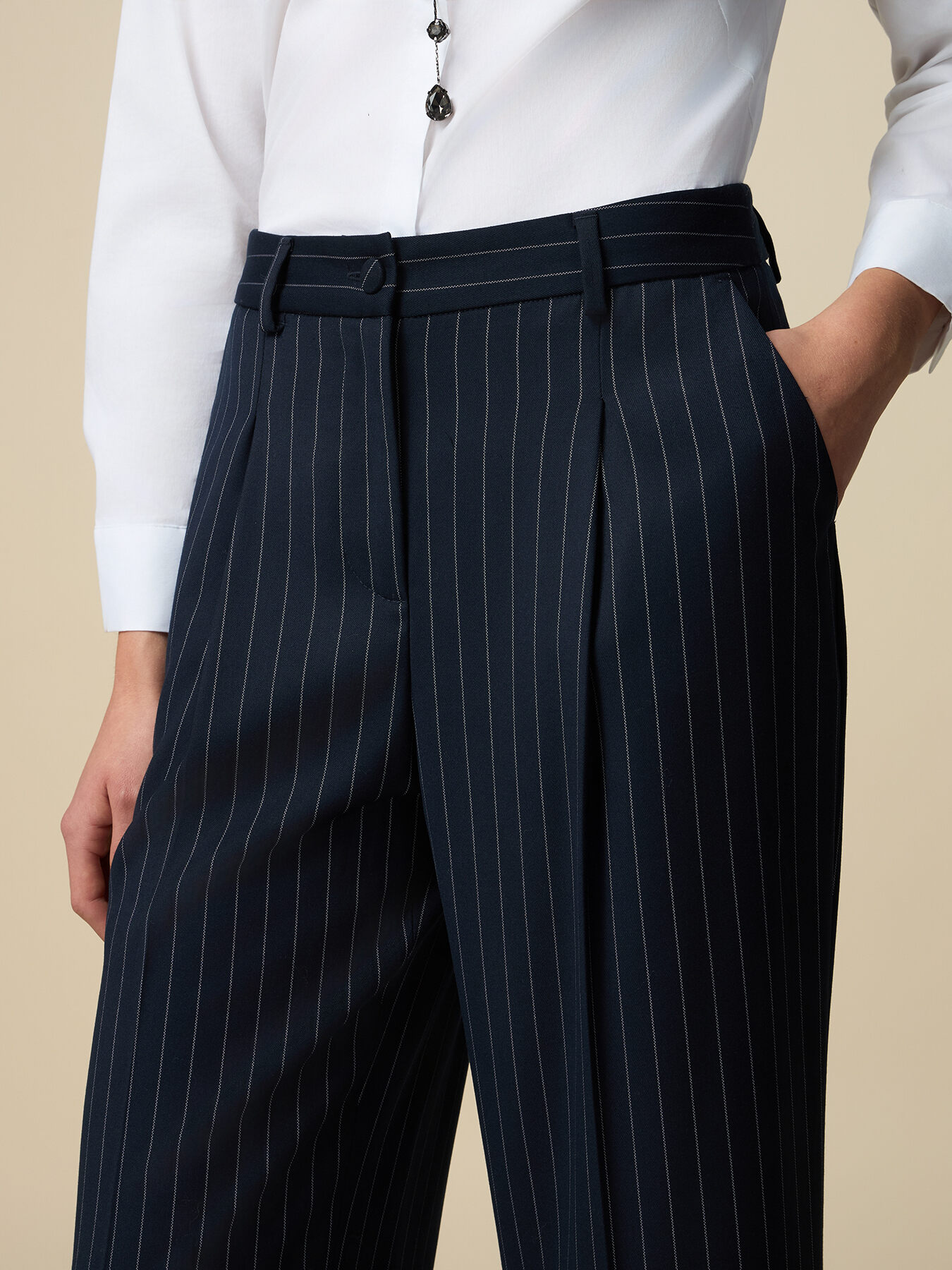 Pantalon large à fines rayures image number 4