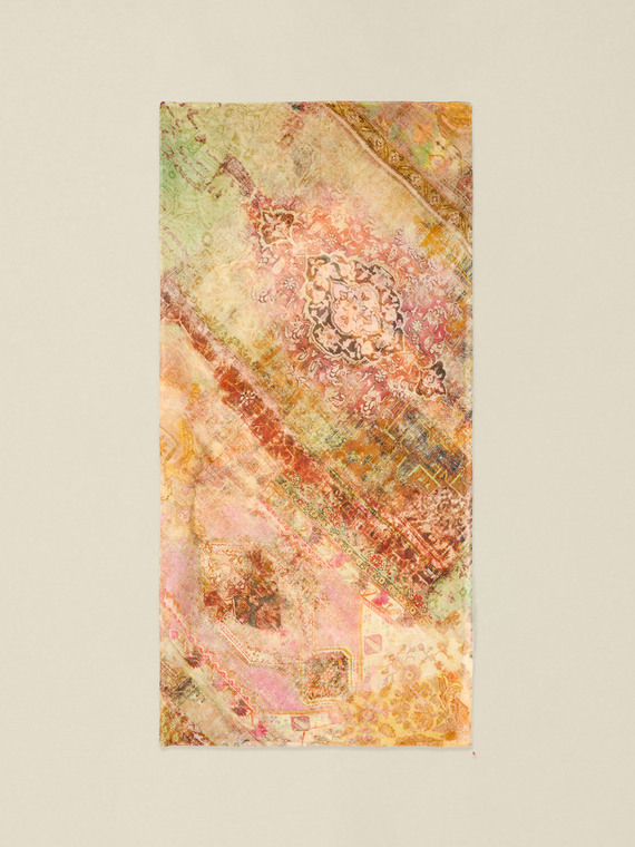 Foulard avec d&eacute;tail aimant&eacute;