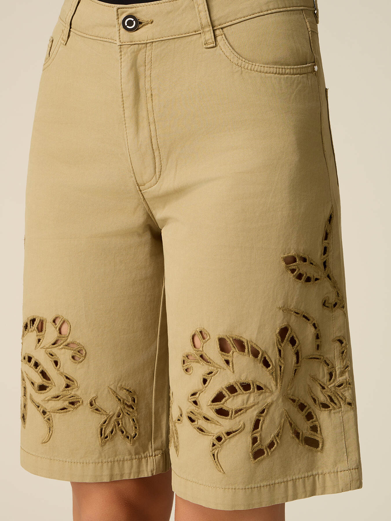 Bermuda aus Baumwolle mit durchsichtigen Stickereien image number 3