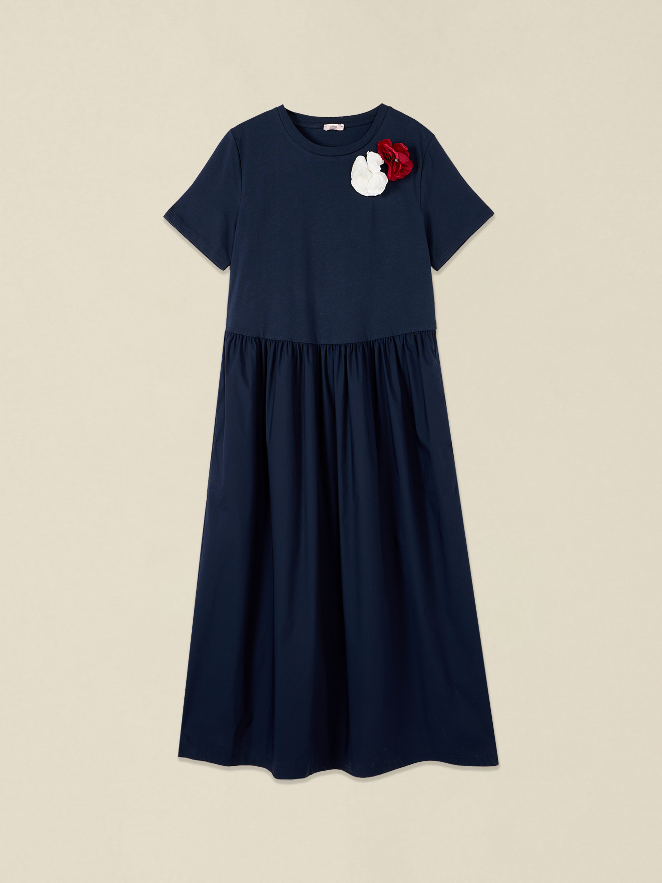 Zweistoff-Kleid mit Broschen image number 3