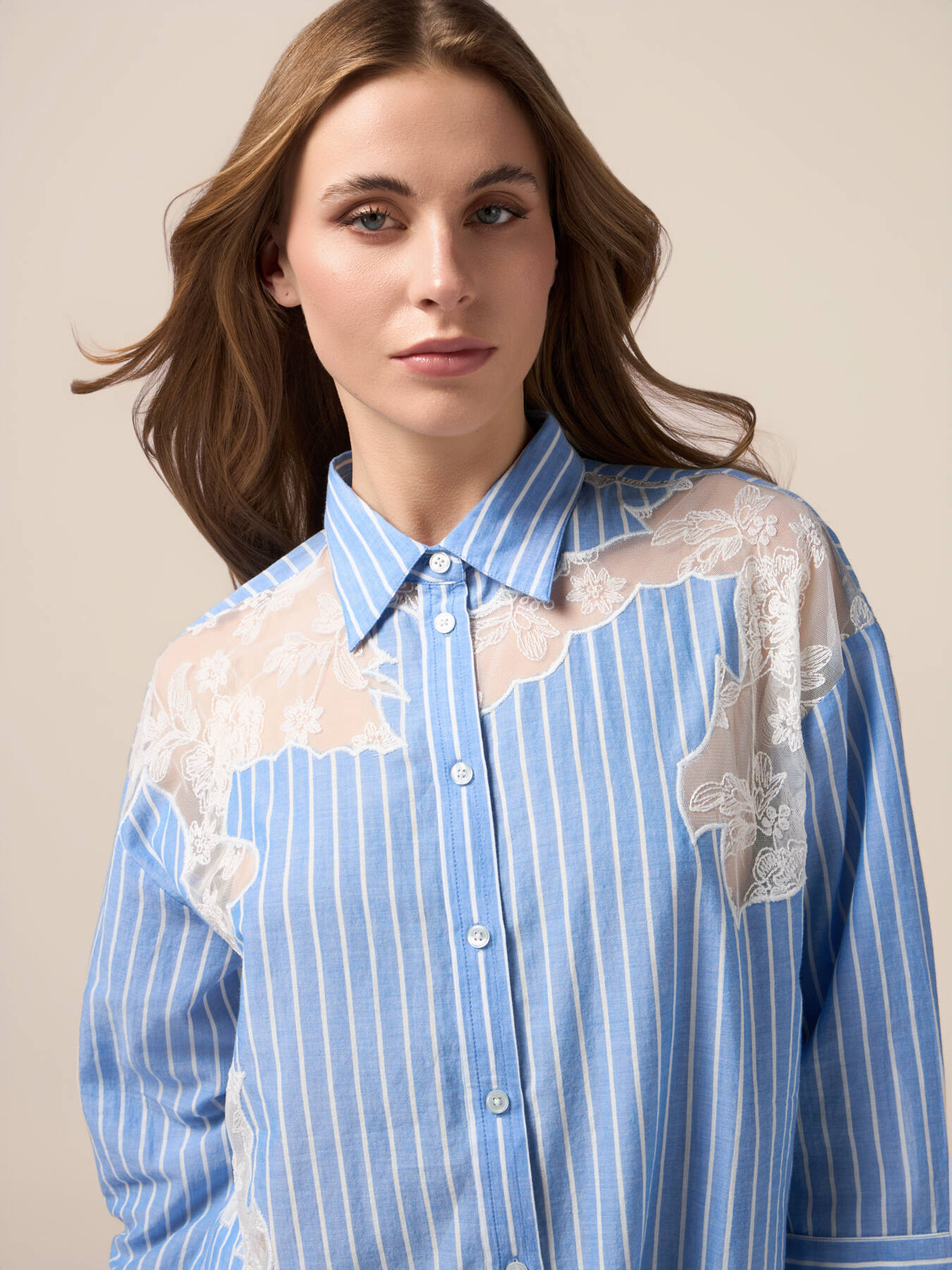 Camisa oversize a rayas con encaje image number 2