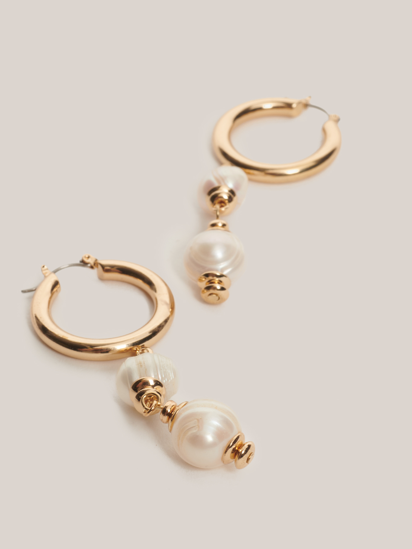 Boucles d&rsquo;oreilles en forme d&rsquo;anneau avec perles image number 1