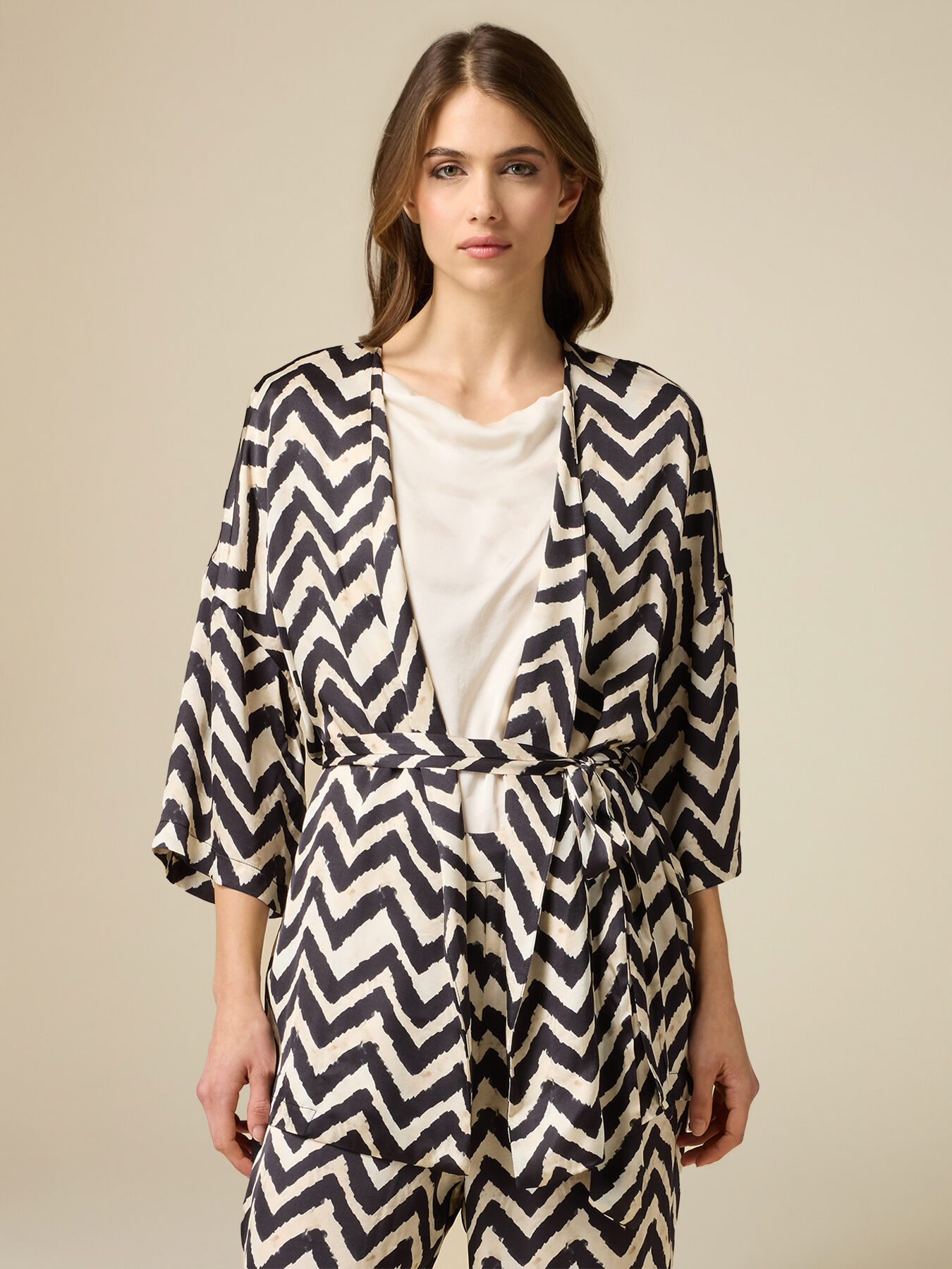 Kimono aus gemustertem Viskose-Satin image number 0