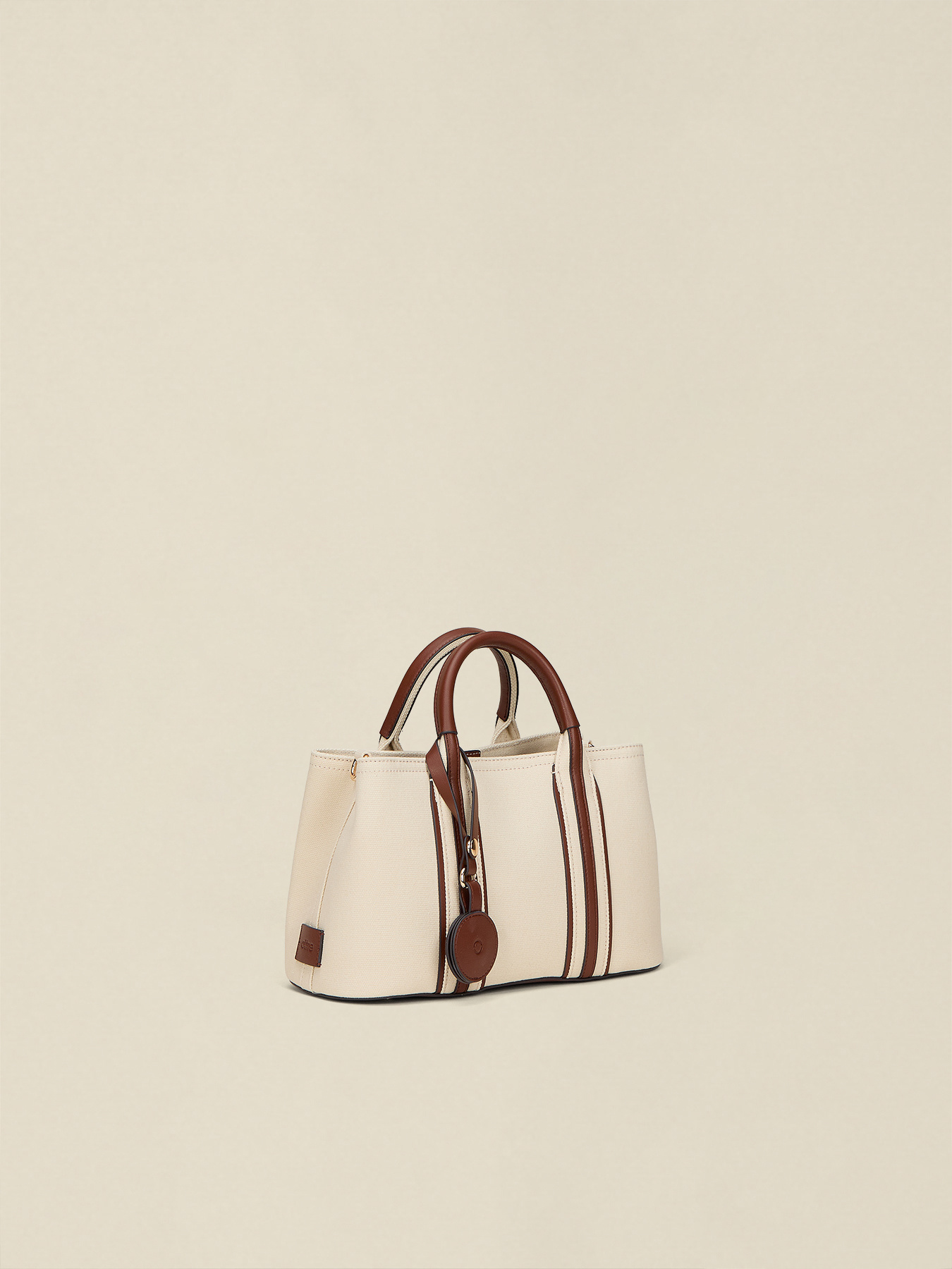 Bauletto bicolor con charm image number 4