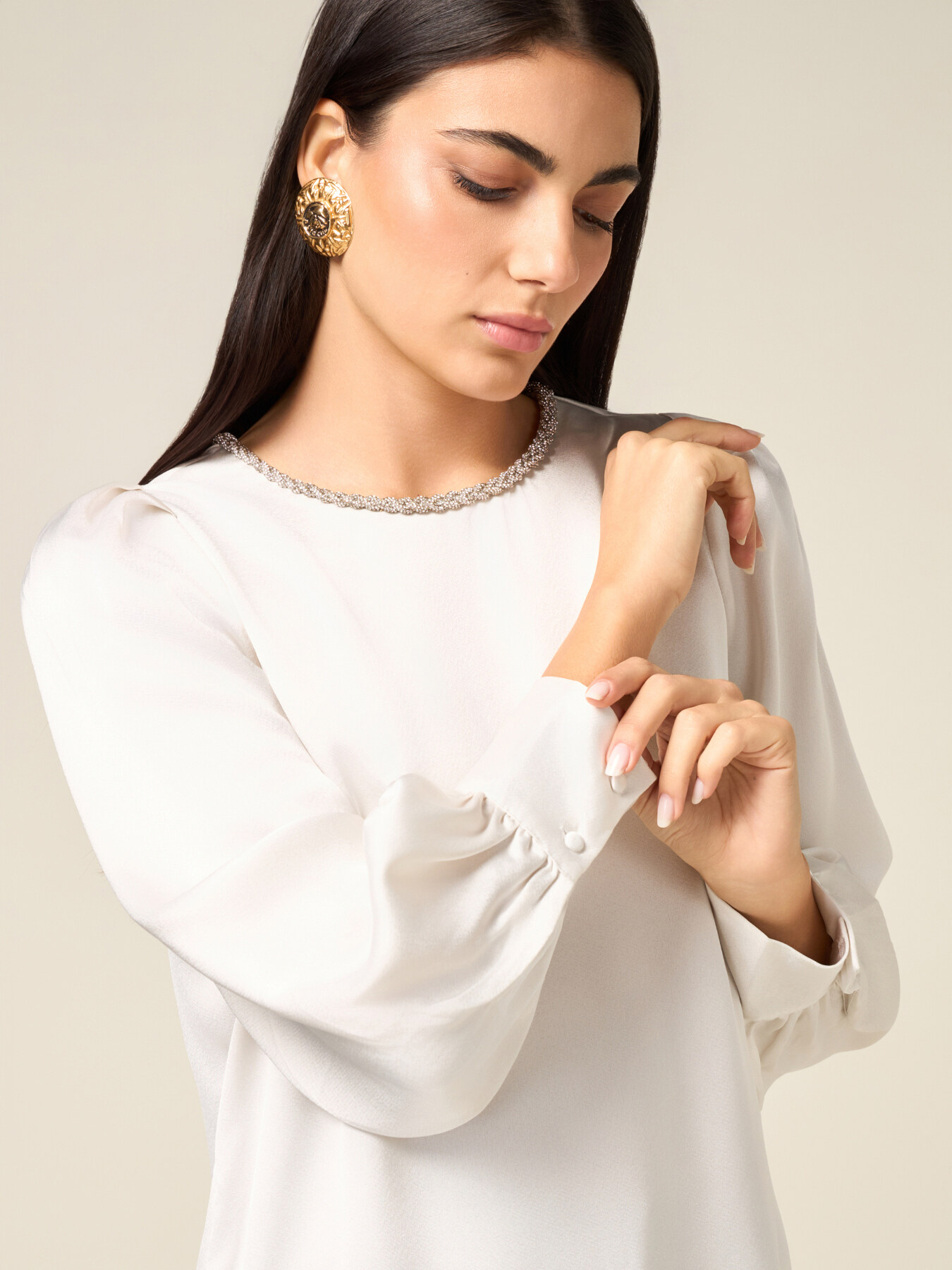 Blouse en satin avec d&eacute;tail bijou image number 2