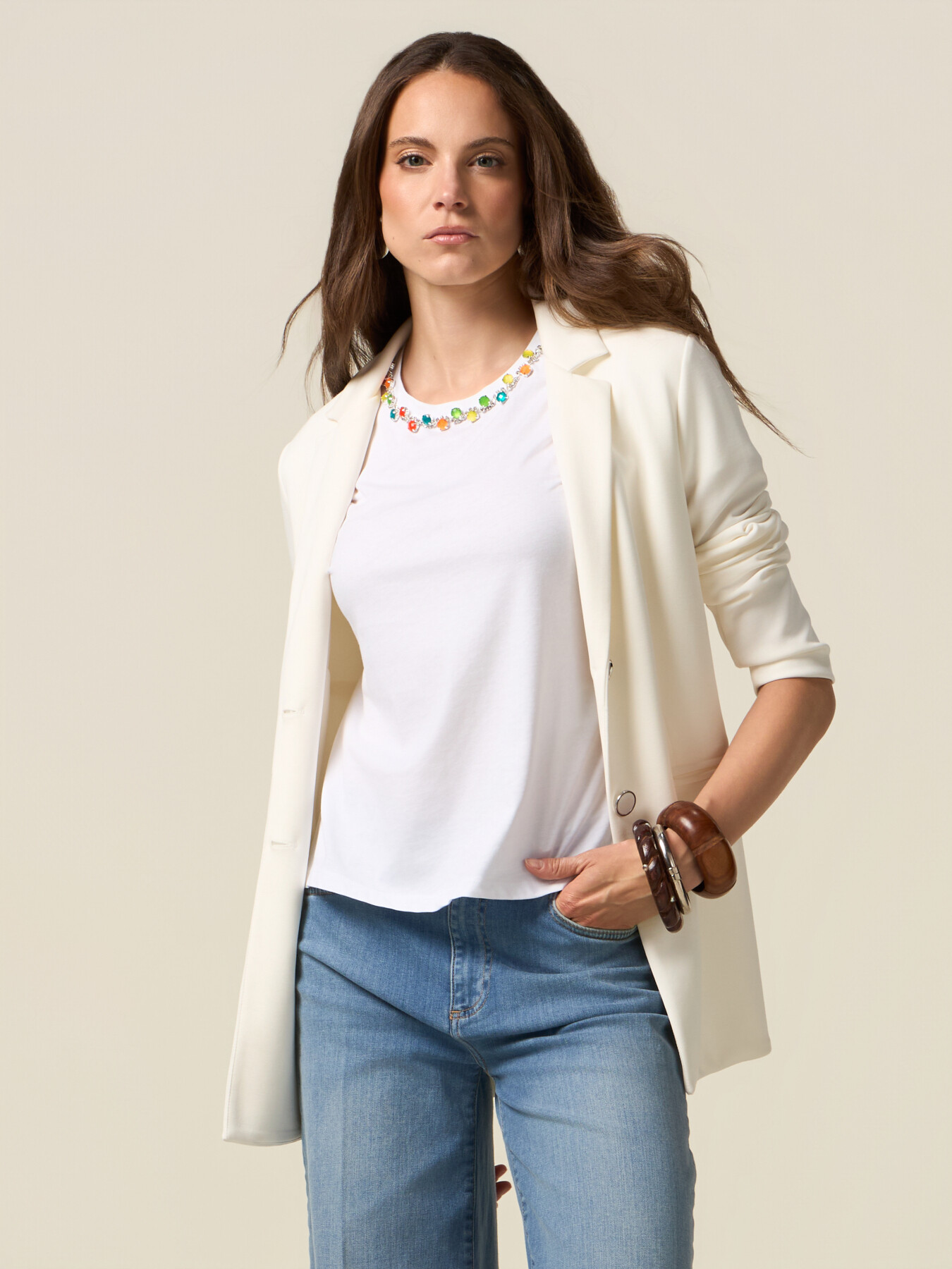 Camiseta con bordado de piedras de colores image number 3