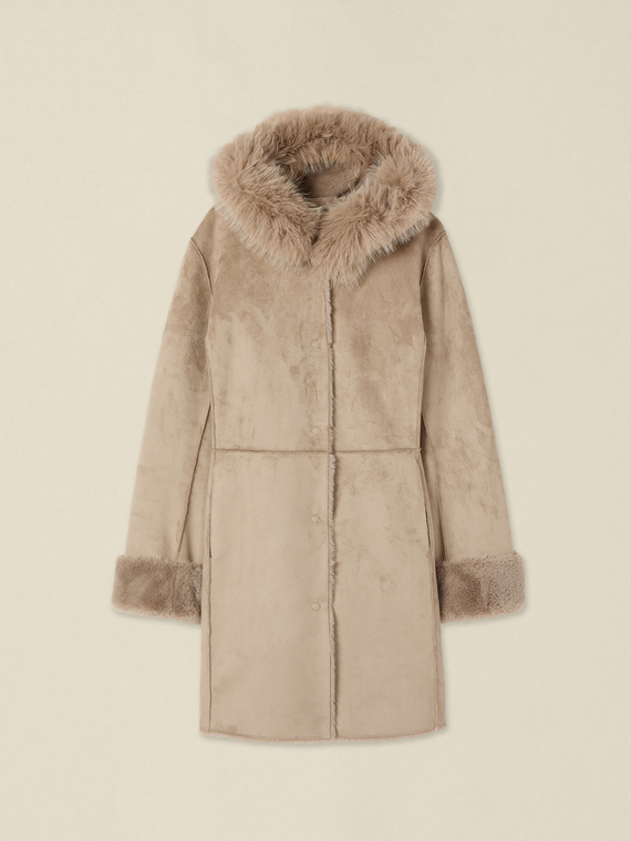 Abrigo con capucha efecto shearling