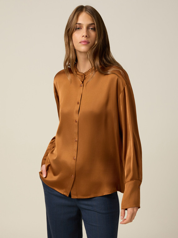 Chemise en satin avec profils d&eacute;cor&eacute;s