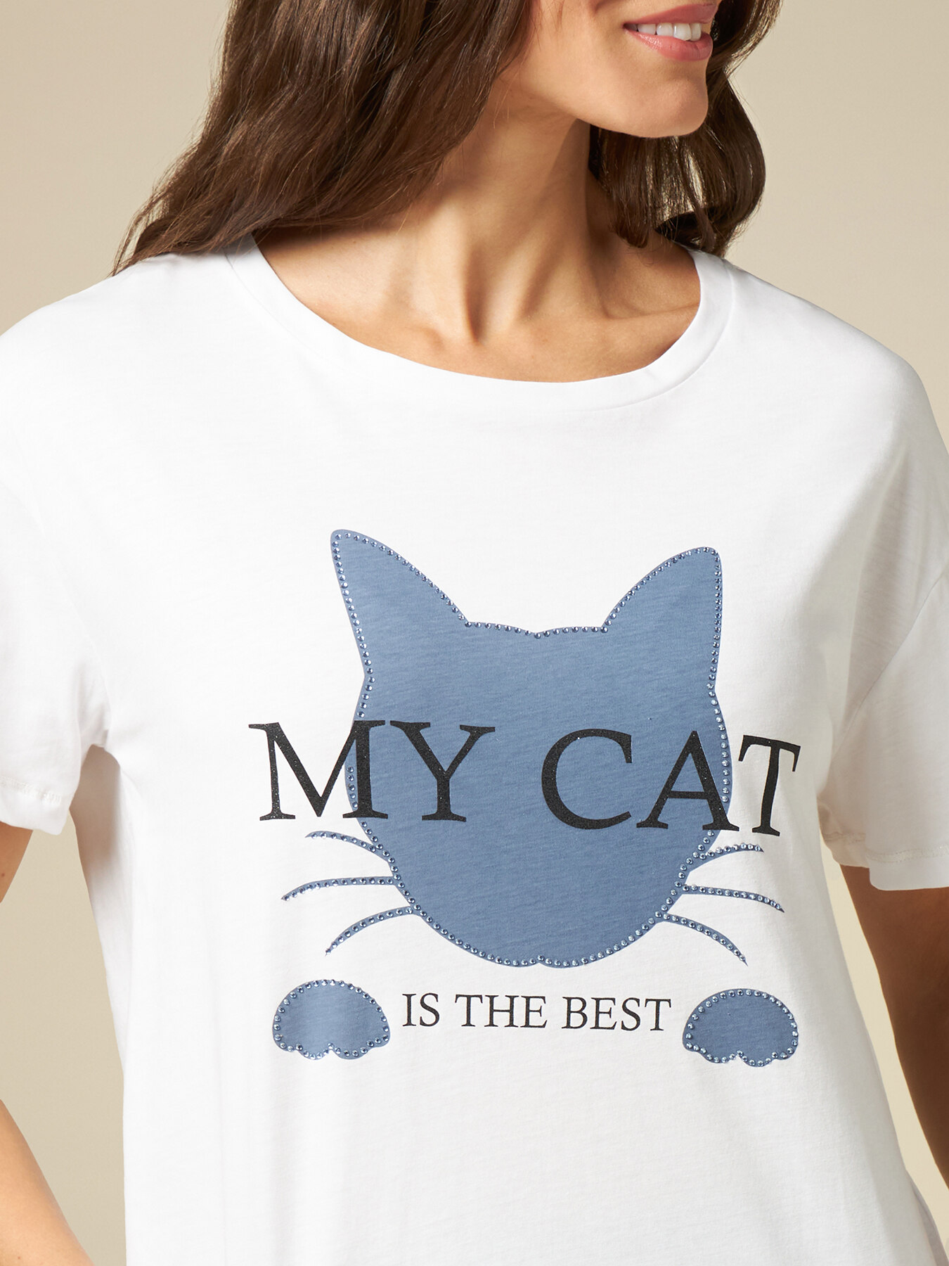 Camiseta de algod&oacute;n con estampado y pedrer&iacute;a image number 2