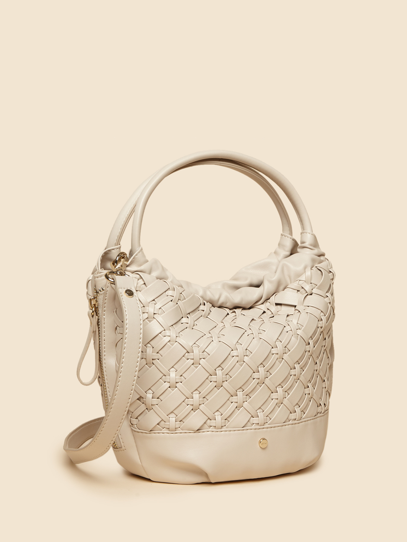 Borsa a secchiello piccola con intrecci in similpelle image number 2