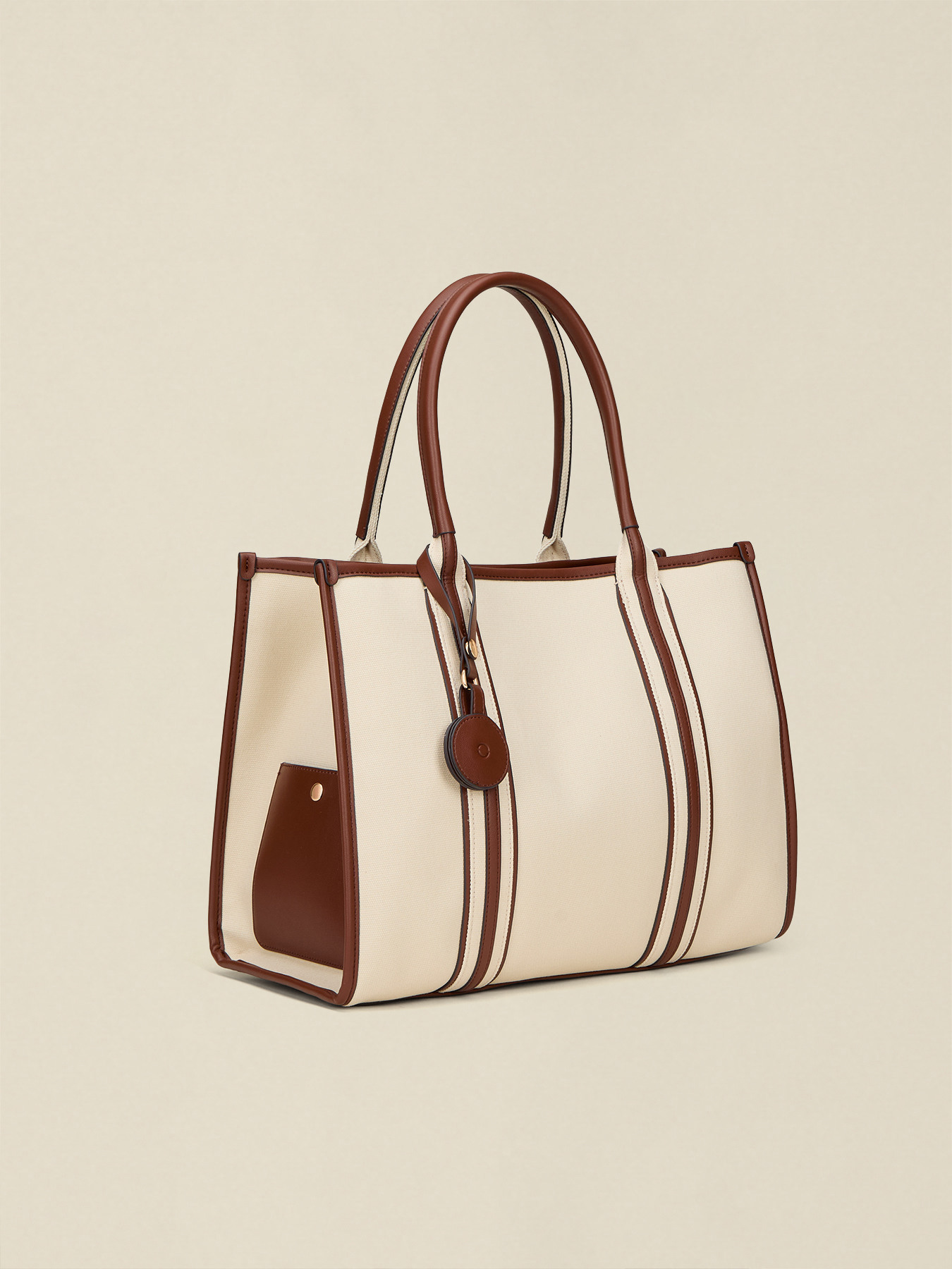 Shopper bicolor in tessuto con charm image number 4