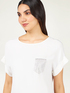 T-shirt con taschino in borchie image number 2