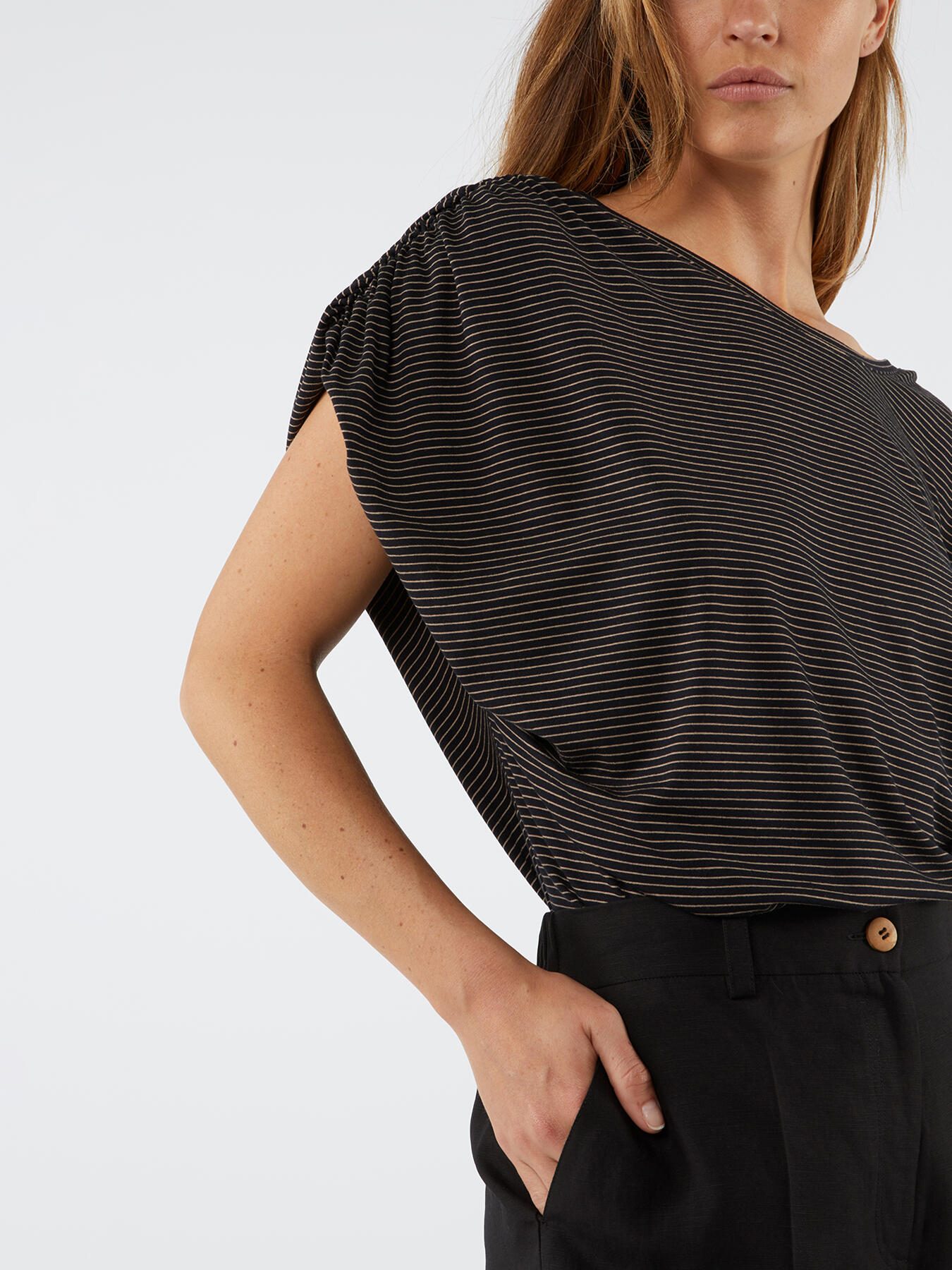 T-shirt &agrave; rayures avec d&eacute;collet&eacute; dans le dos image number 2