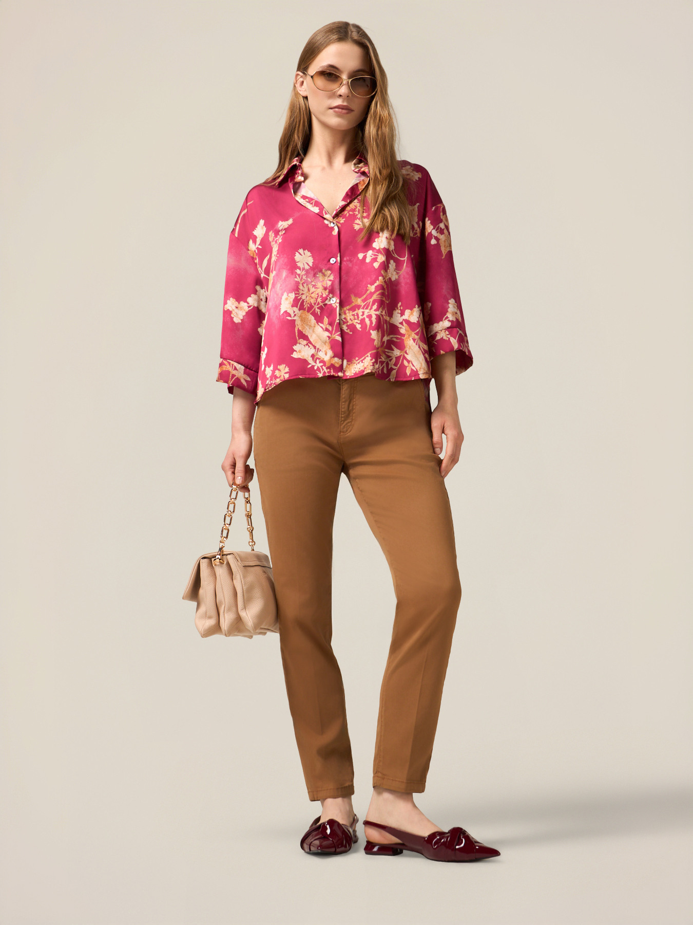 Pantaloni chinos con catena decorativa image number 0