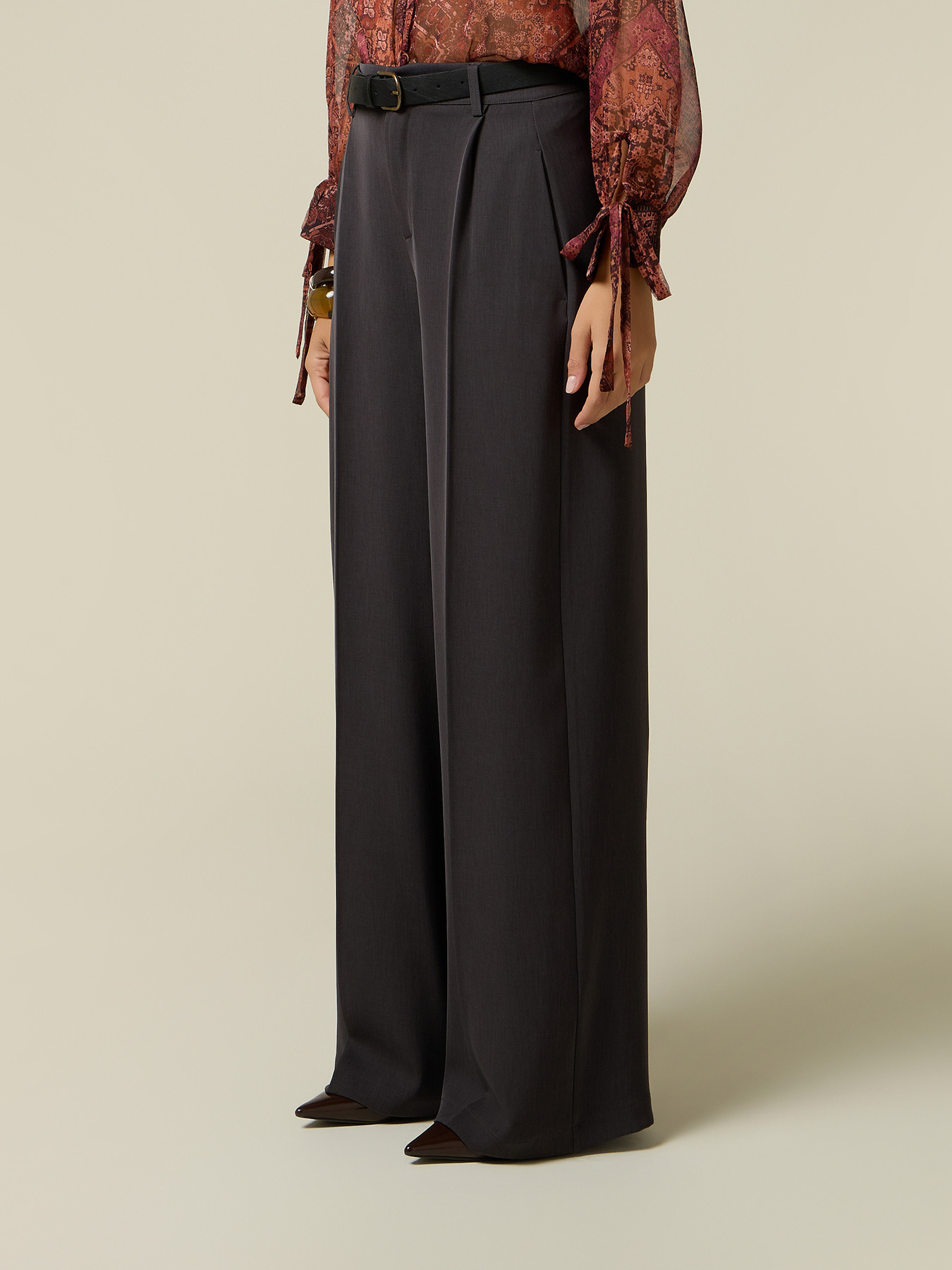 Palazzo pants with belt and pleats image number 3
