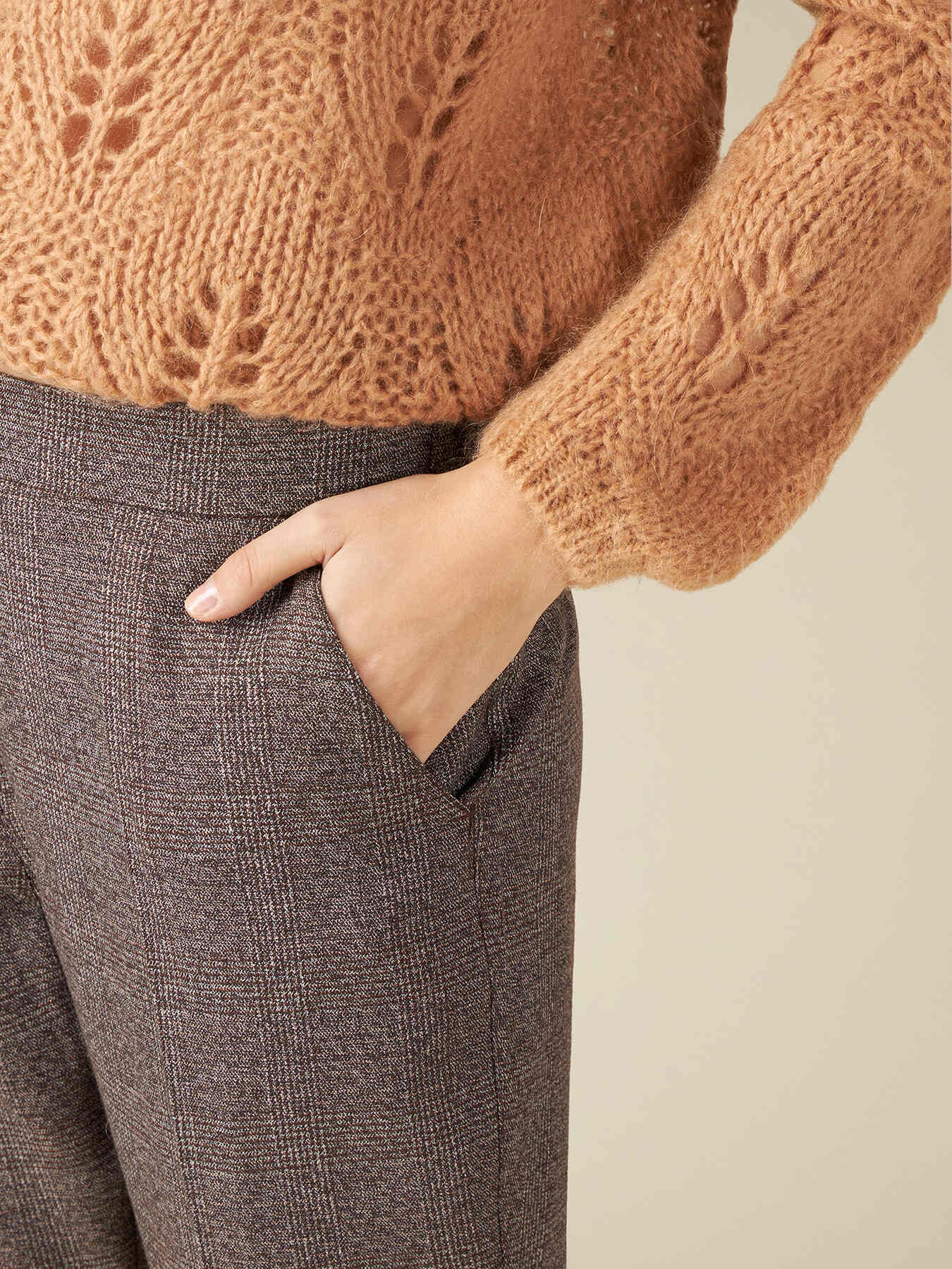 Pantalones pitillo de cuadros en franela image number 3