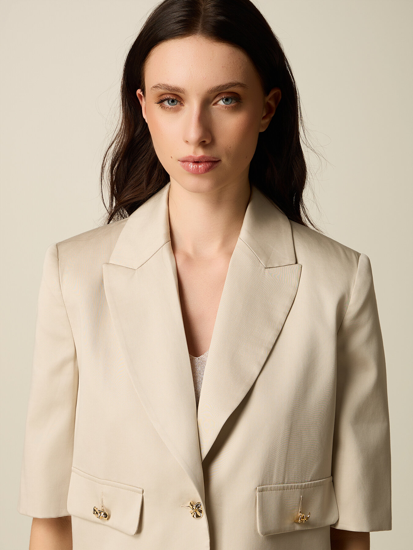 Giacca corta in lyocell con bottoni decorativi image number 2