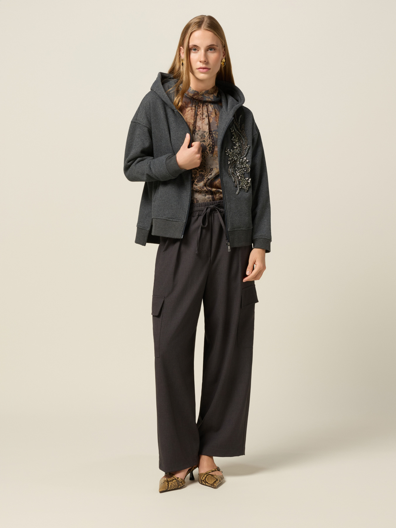 Sudadera abierta con aplicaci&oacute;n floral image number 3