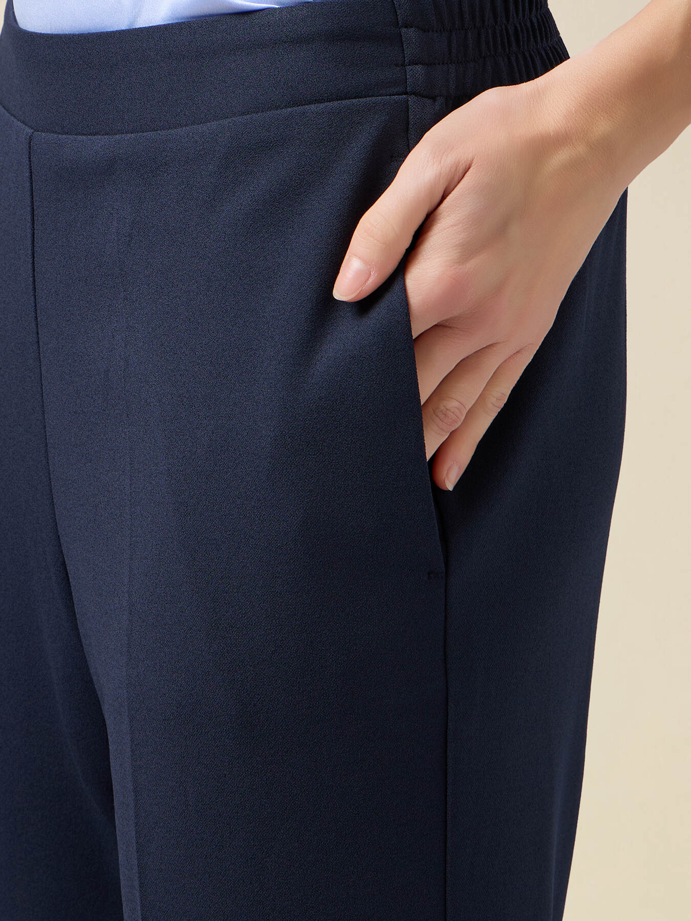 Pantalon coupe r&eacute;guli&egrave;re en tissu cr&ecirc;pe image number 2