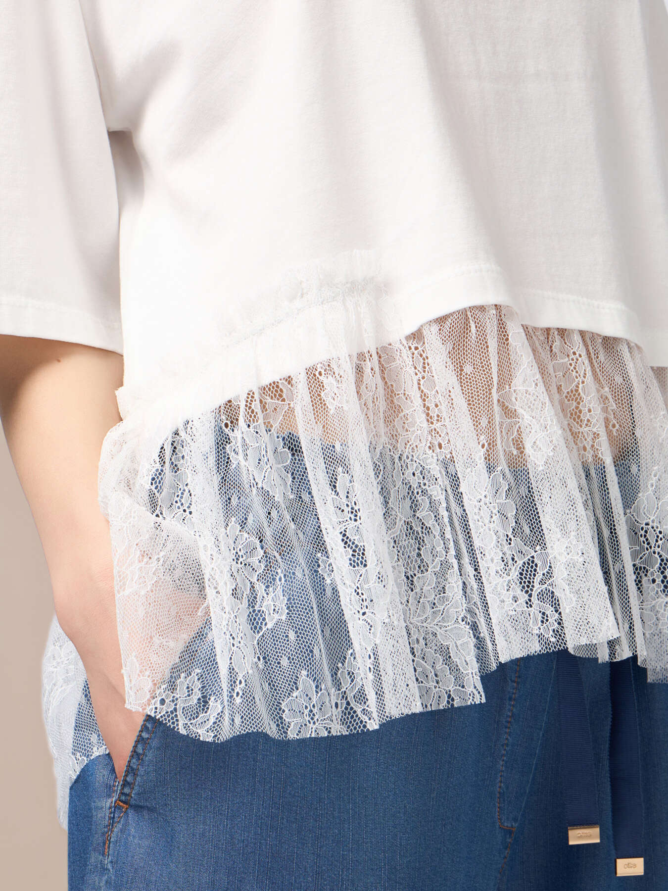 T-shirt con inserto in pizzo image number 2