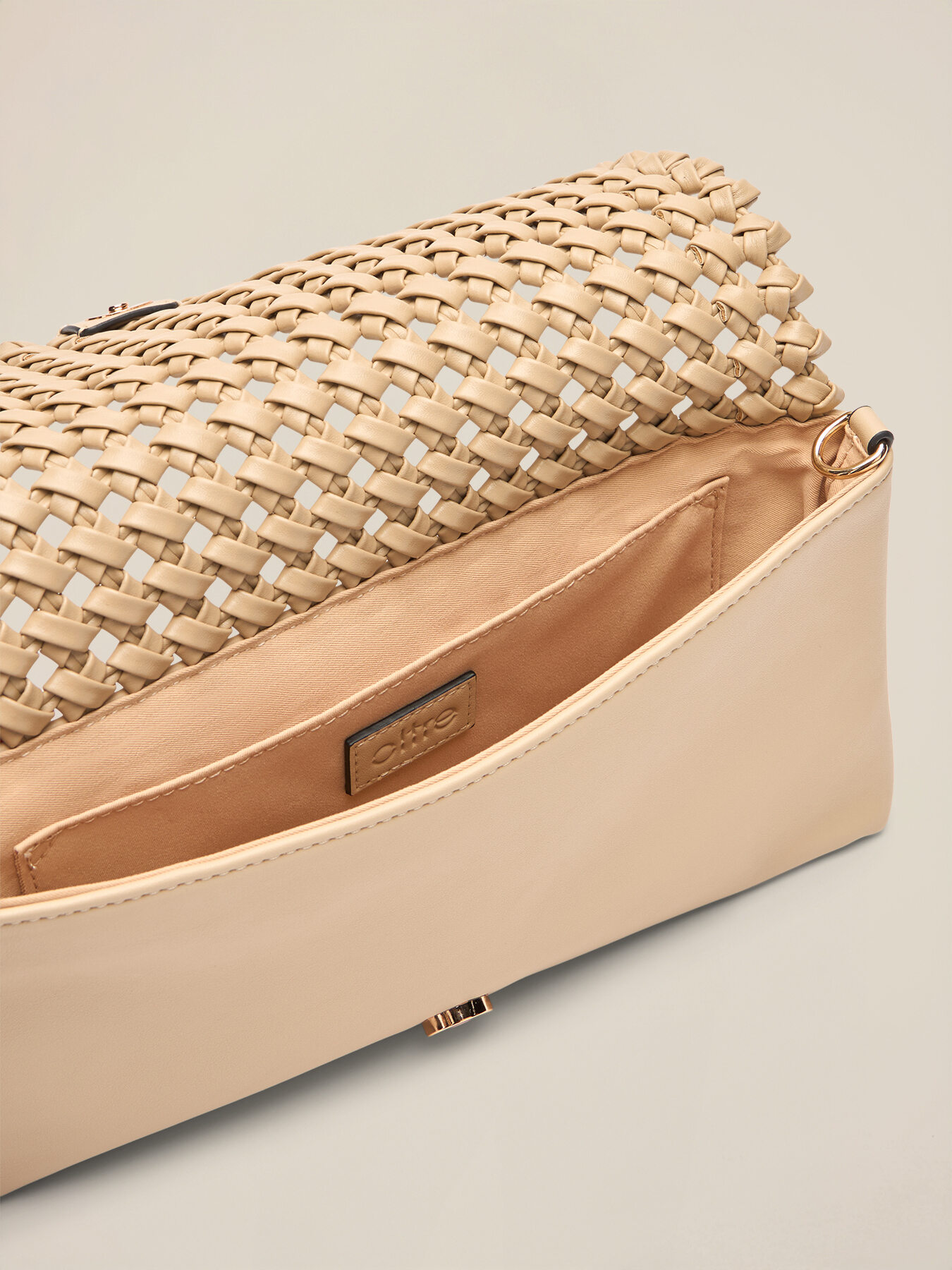 Clutch trenzado con detalle met&aacute;lico image number 4