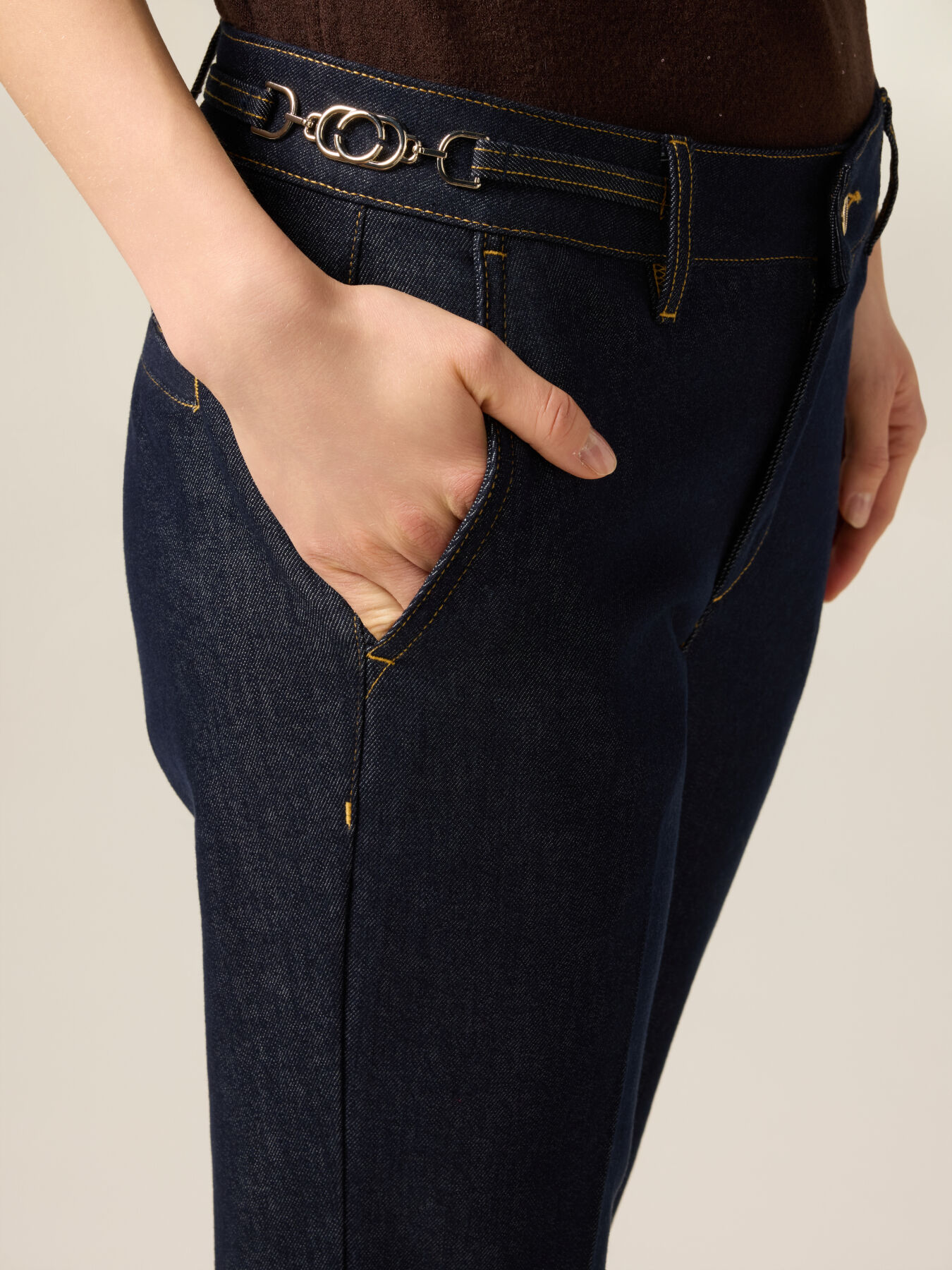 Regular Jeans mit Kettendetail image number 2
