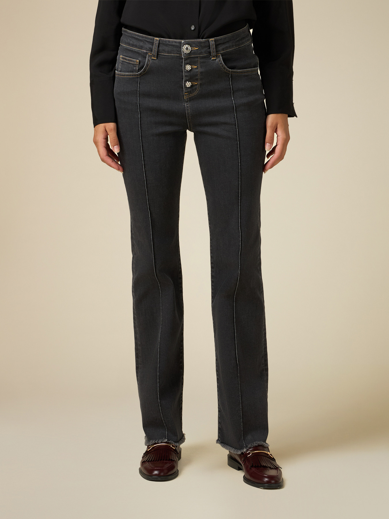 Graue Flare-Jeans image number 3