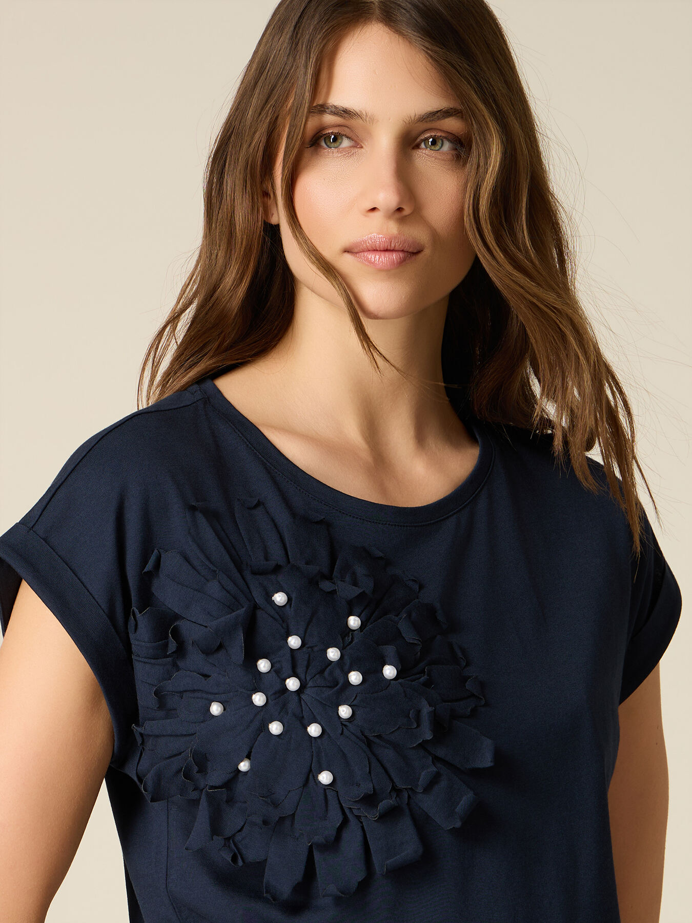 T-shirt with appliqu&eacute; and pearls image number 2