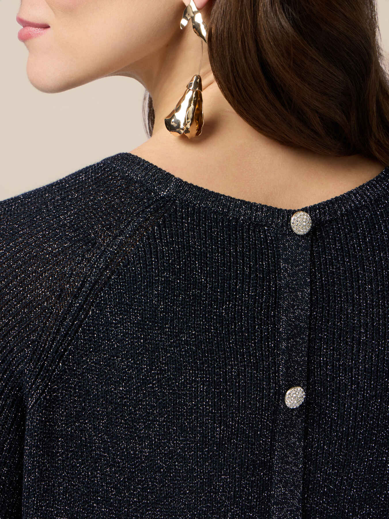 Pull col rond en lurex avec boutons au dos image number 2