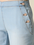Jean avec boutons d&eacute;coratifs image number 2