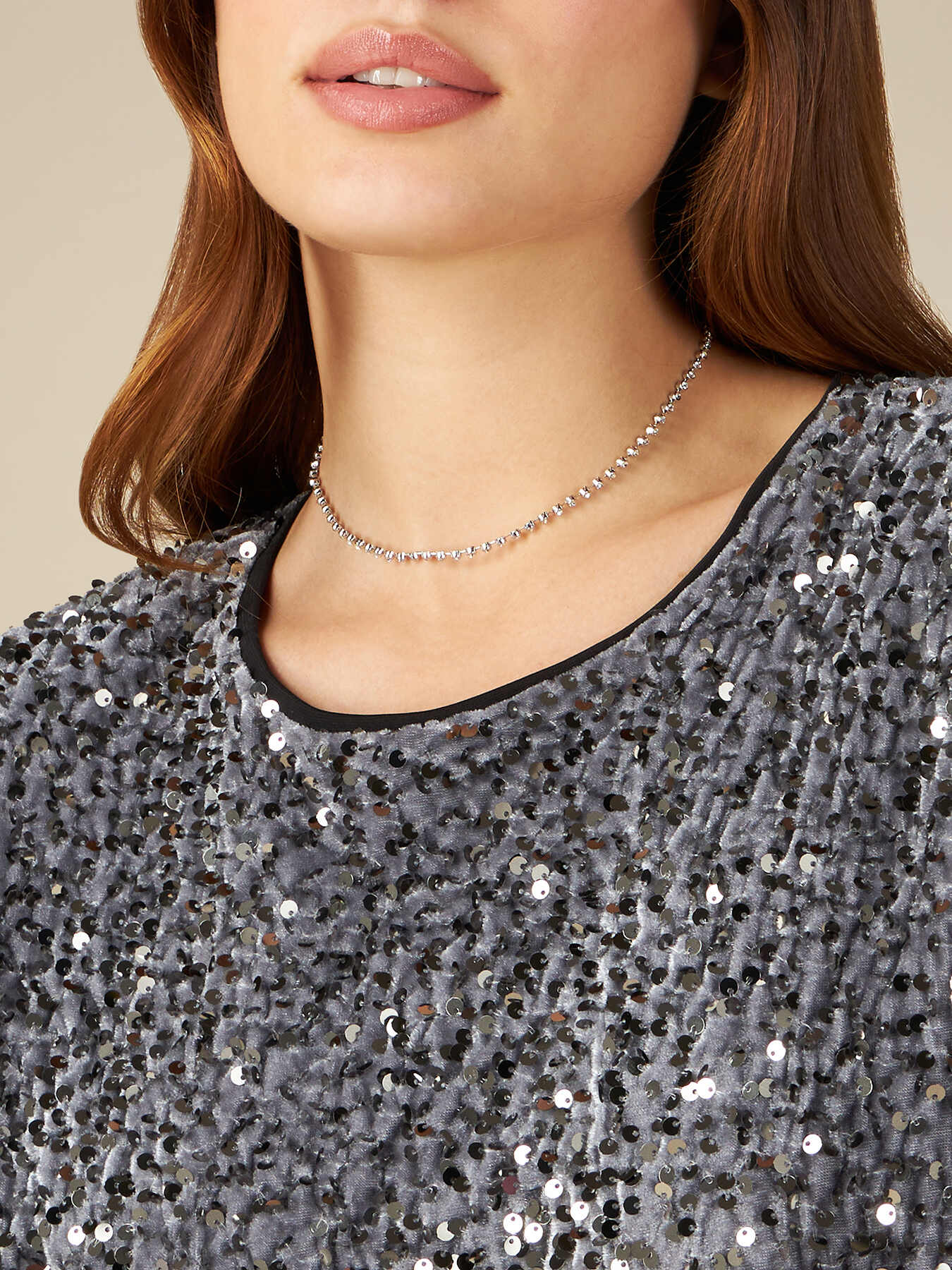 Blusa de terciopelo y lentejuelas image number 2