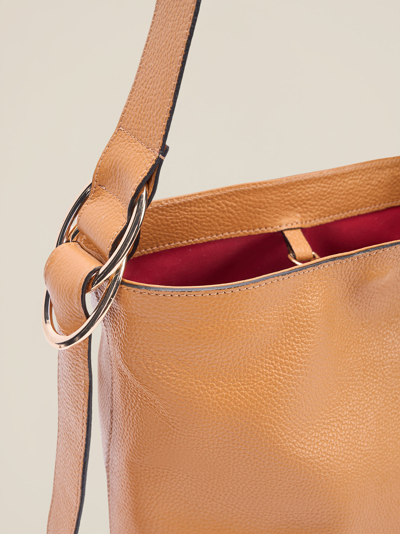 Sac hobo en cuir v&eacute;ritable avec pochette image number 5