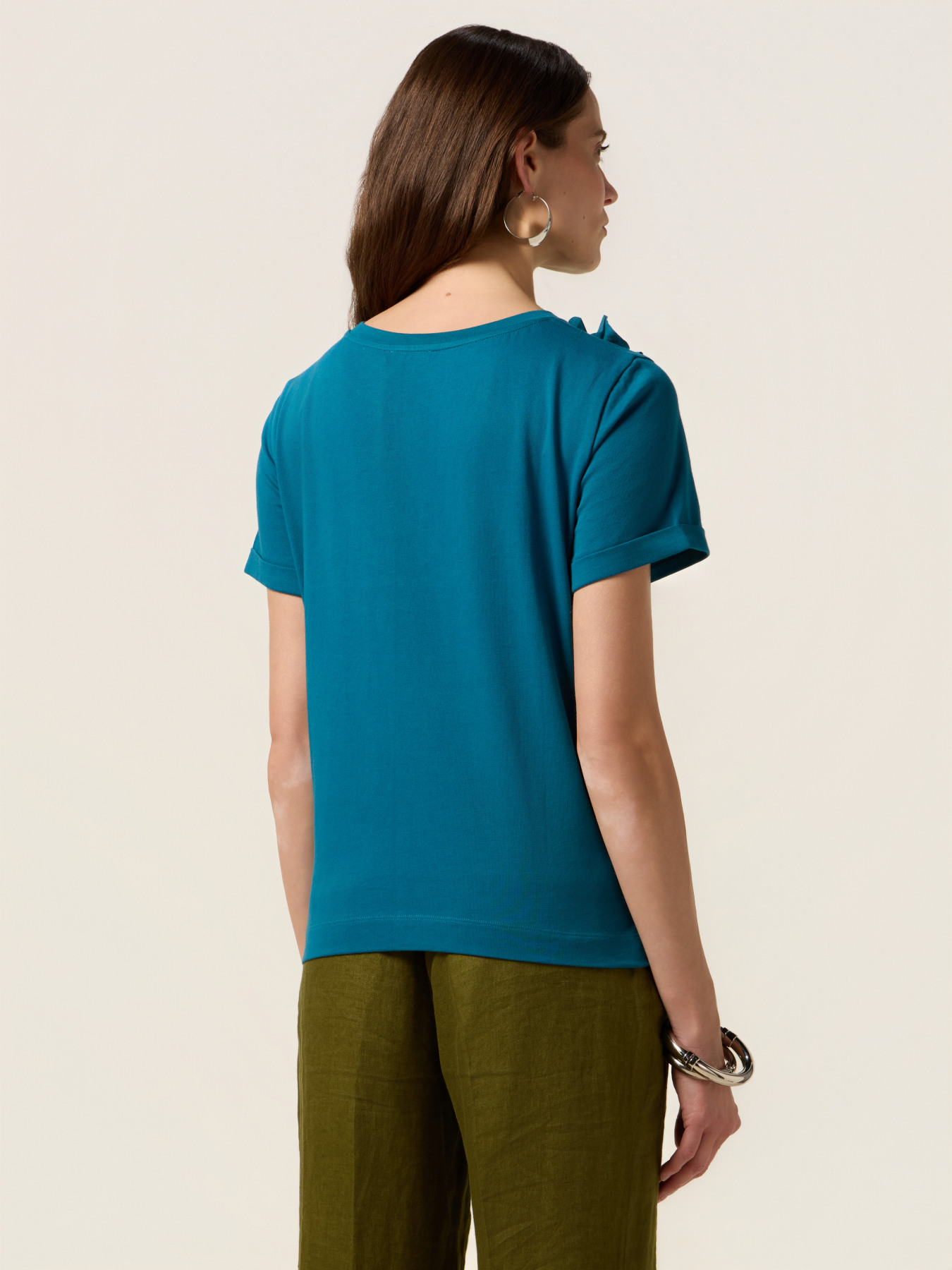 T-shirt con applicazioni floreali image number 1