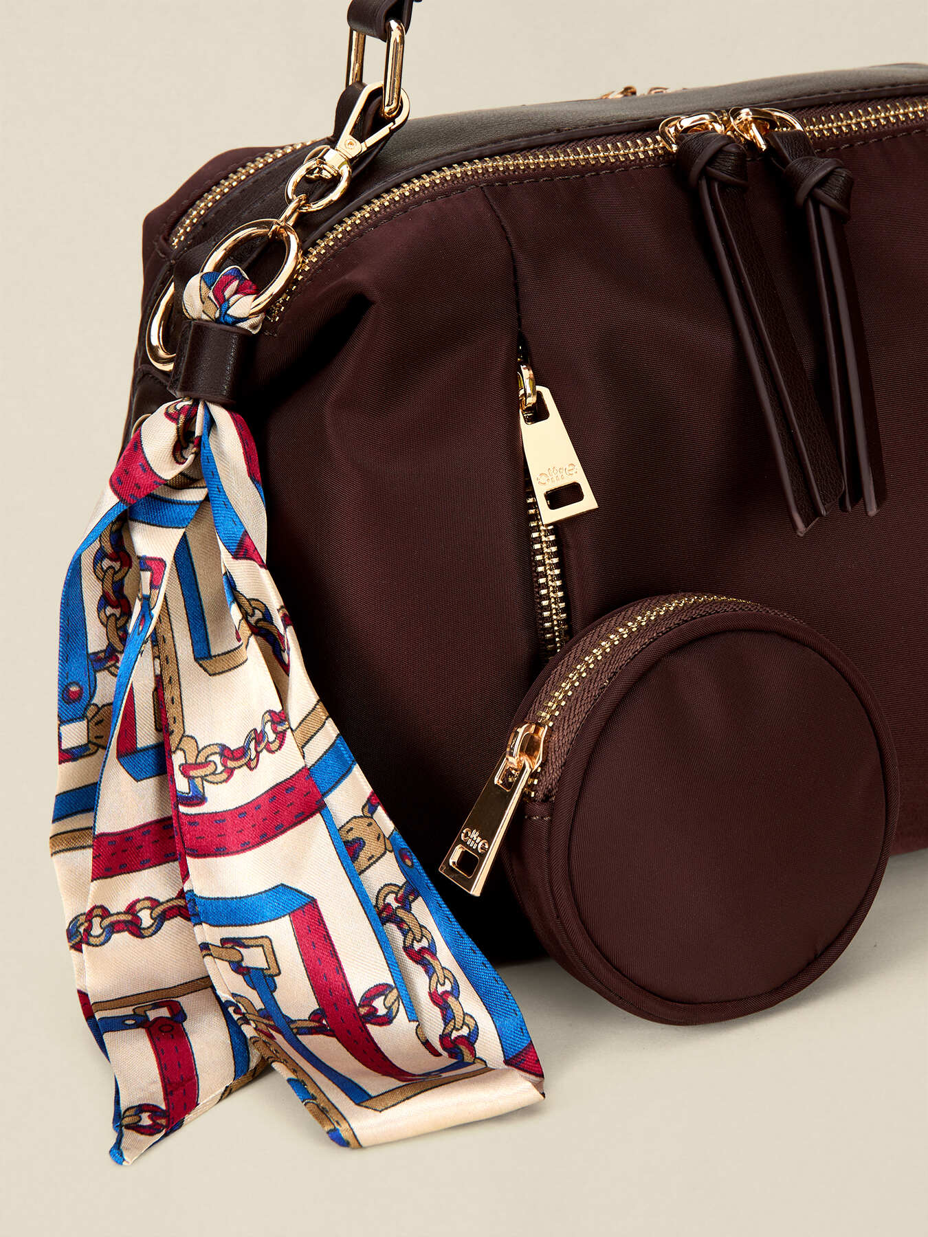 Borsa a tracolla con foulard, catena e mini pouch image number 3