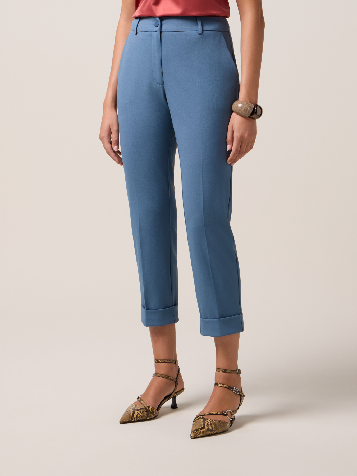Pantalones cropped de tejido crep&eacute; image number 3