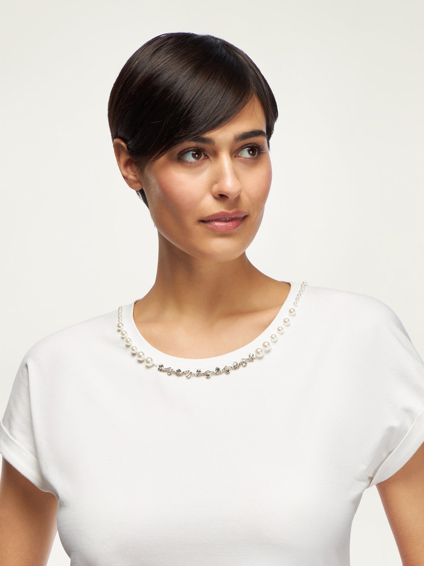 T-shirt con ricamo gioiello image number 2