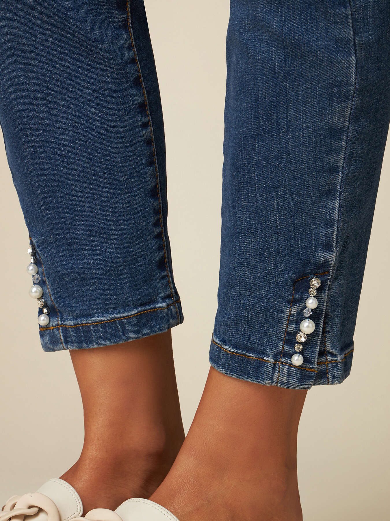 Vaqueros skinny eco-friendly con bordado joya image number 2