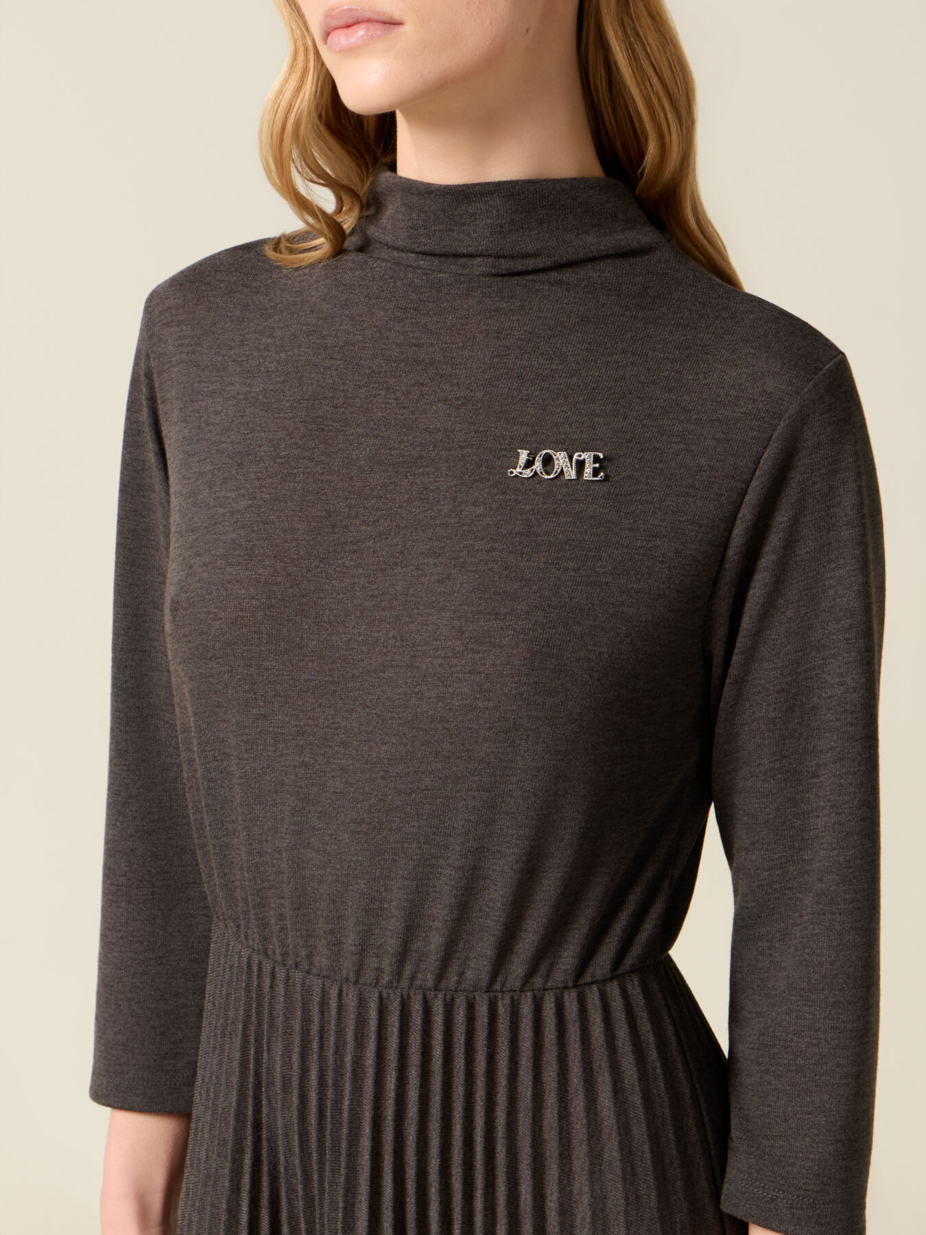 Viscose blend flare dress with brooch image number 2