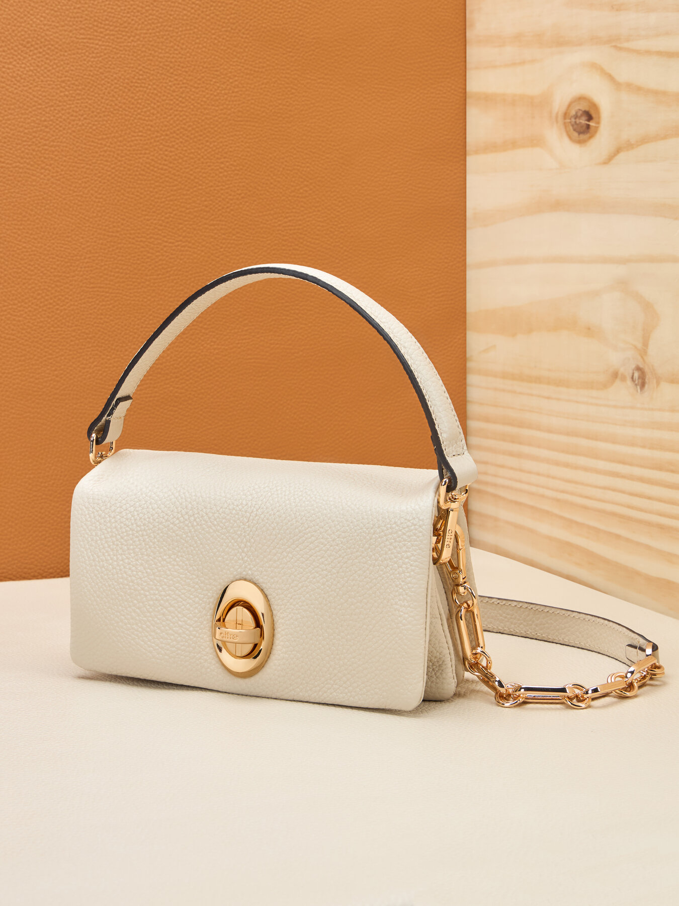 Sac bandouli&egrave;re en cuir v&eacute;ritable image number 1