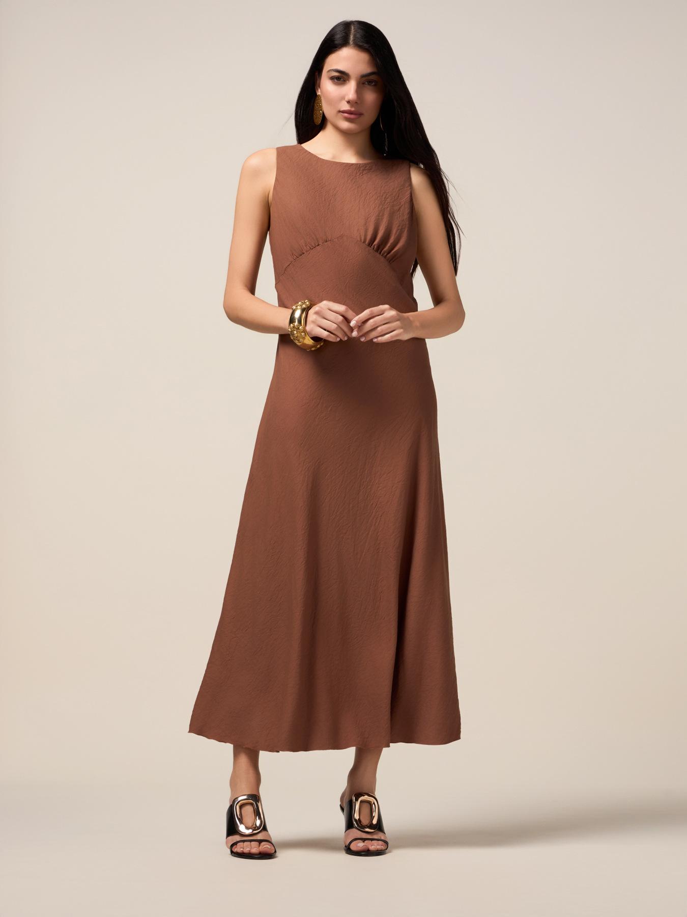 Vestido largo fluido con drapeado image number 4