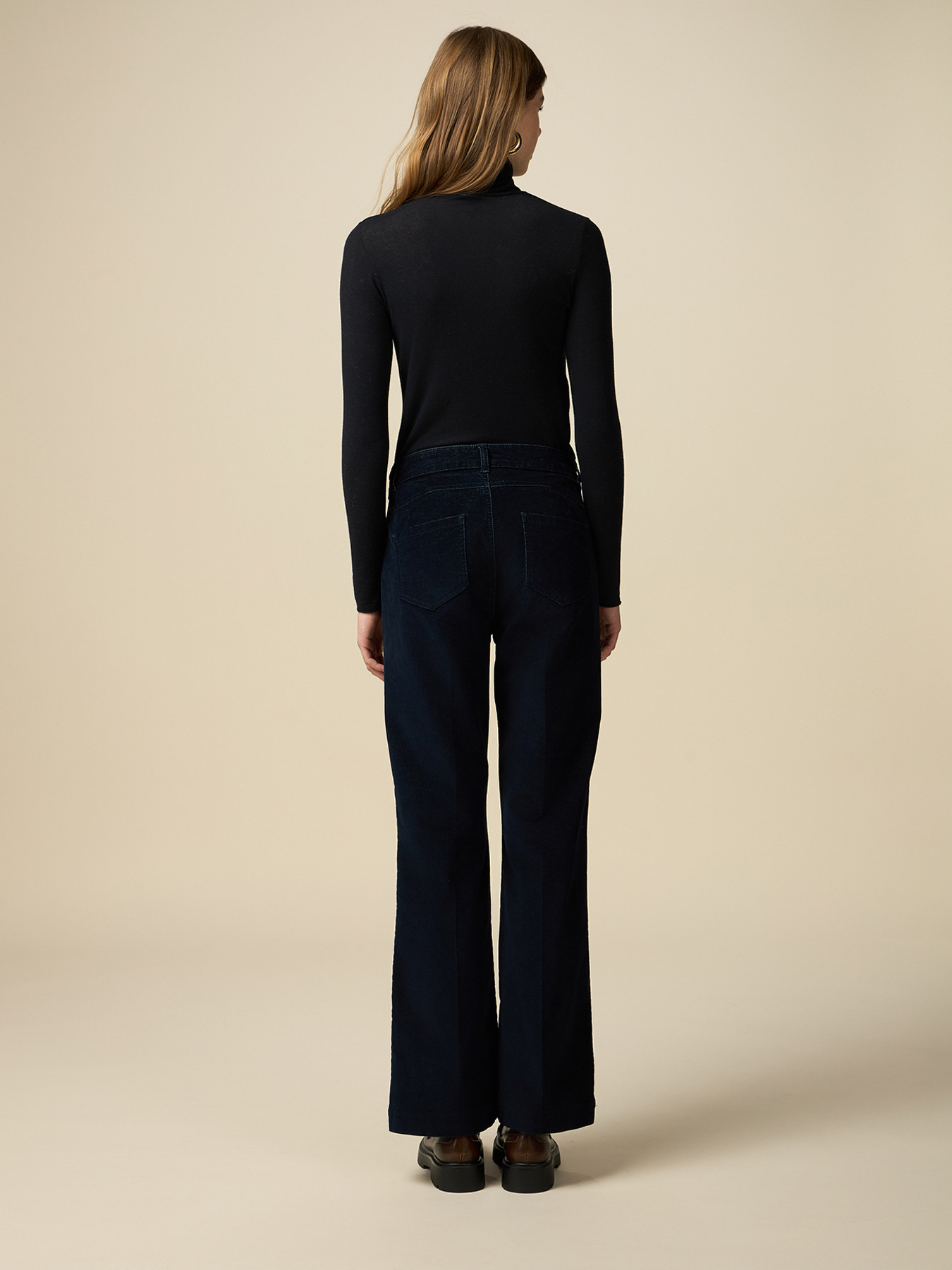 Pantaloni evazați din denim cu efect de catifea image number 1