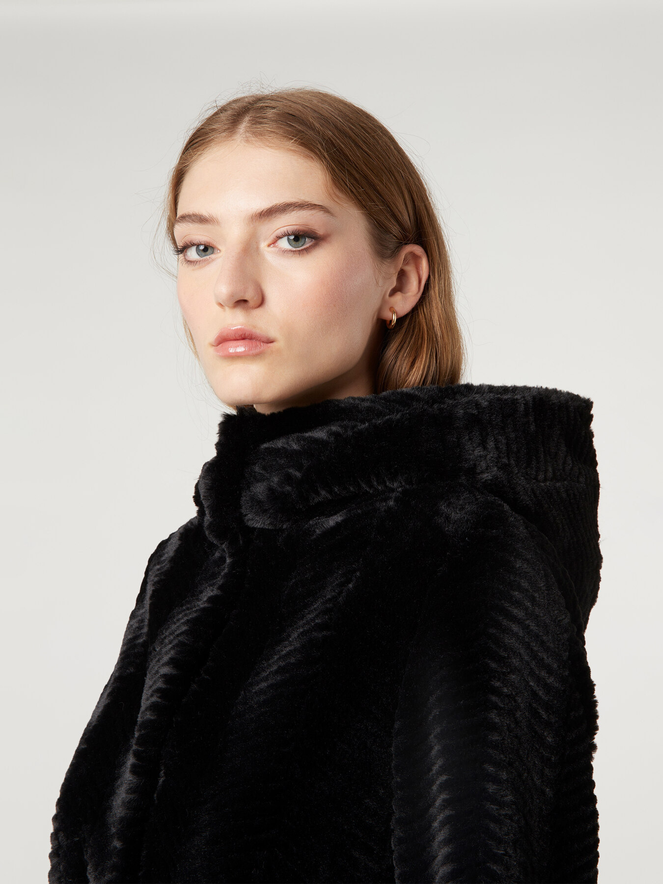 Mantel aus Pelzimitat mit Kapuze image number 2