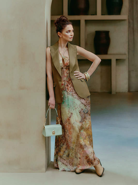 Vestido largo de sat&eacute;n con espalda descubierta