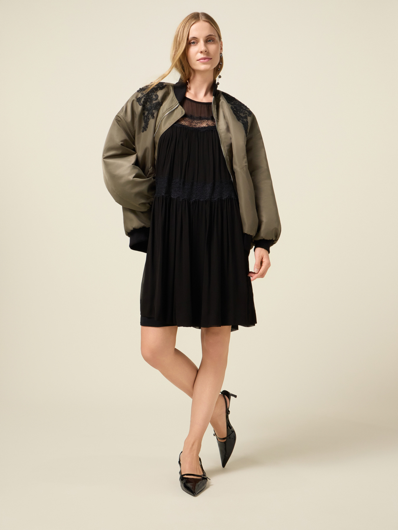 Ausgestelltes Kleid aus Krepp mit Spitze image number 3