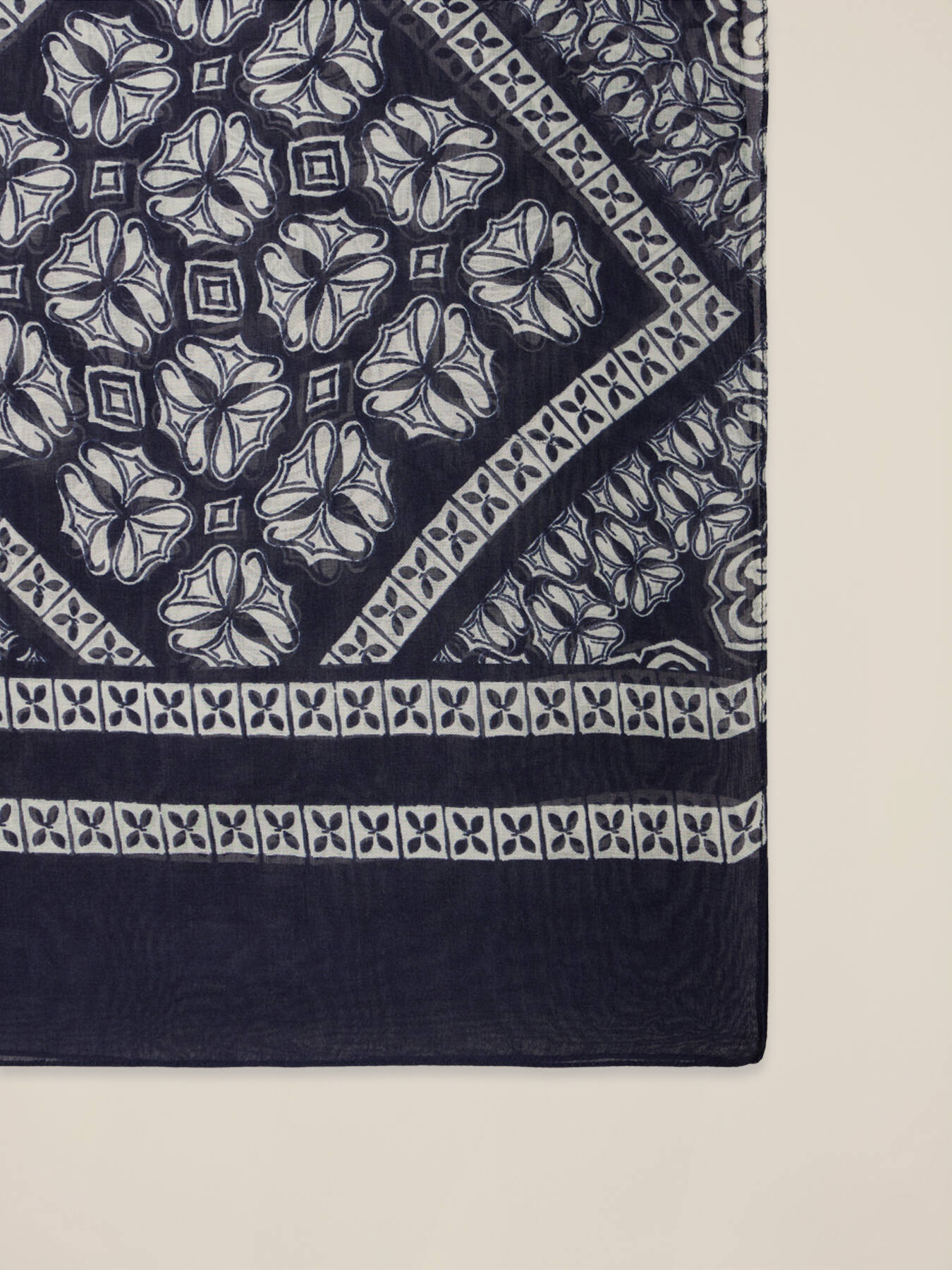Foulard de mezcla de cachemir estampado image number 2
