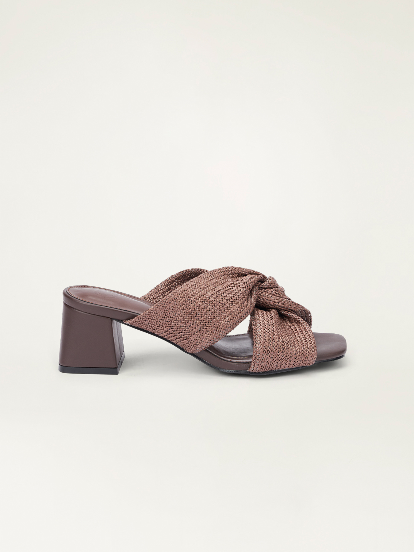 Mules con tira entrelazada image number 2