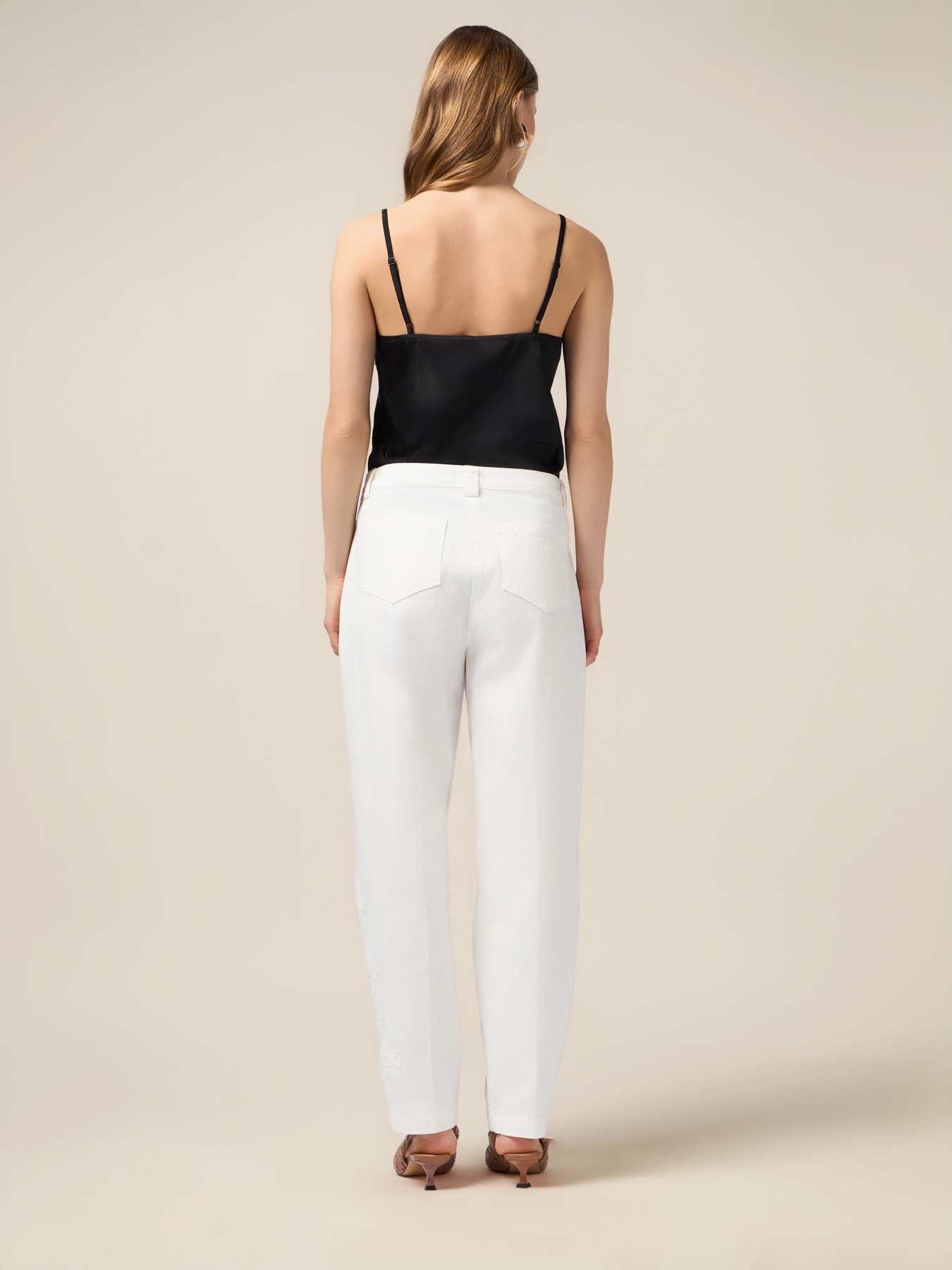 Chinos in cotone in cotone con ricami floreali image number 1