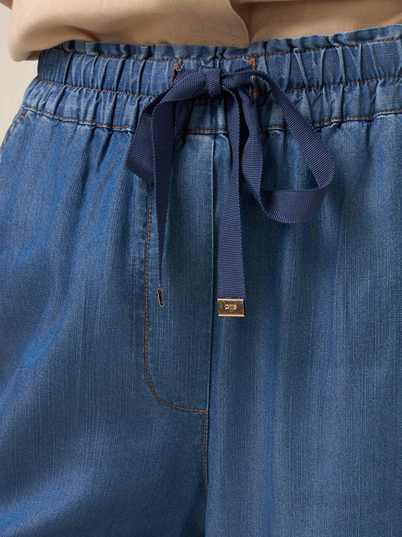 Pantalones jogger de tencel image number 2