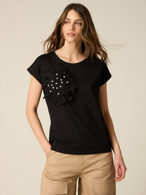 T-shirt with appliqu&eacute; and pearls